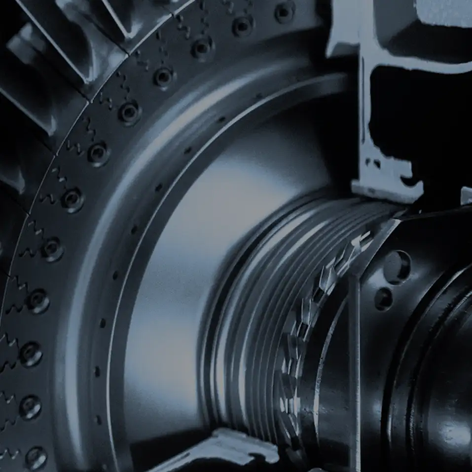 Nahaufnahme einer CNC-Maschine bei der präzisen Metallbearbeitung mit rotierendem Werkstück